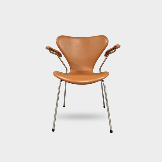 Arne Jacobsen, Syveren stol med armlæn i Soft / Cognac