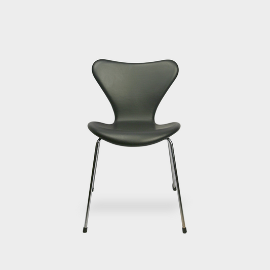 Arne Jacobsen 7-seater chair / Black