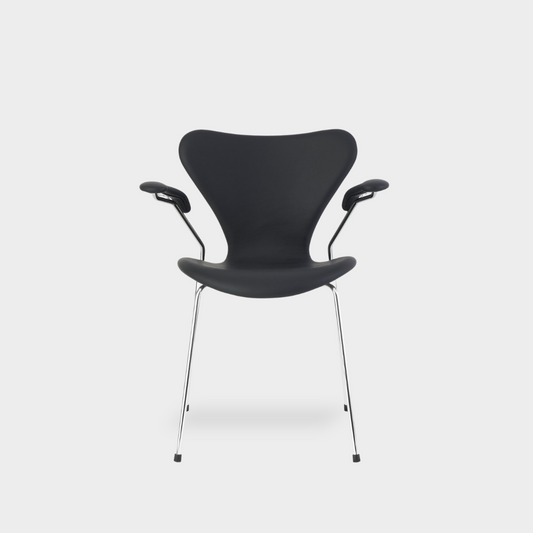 Klädsel av Arne Jacobsen 7-sits stol/ med armstöd