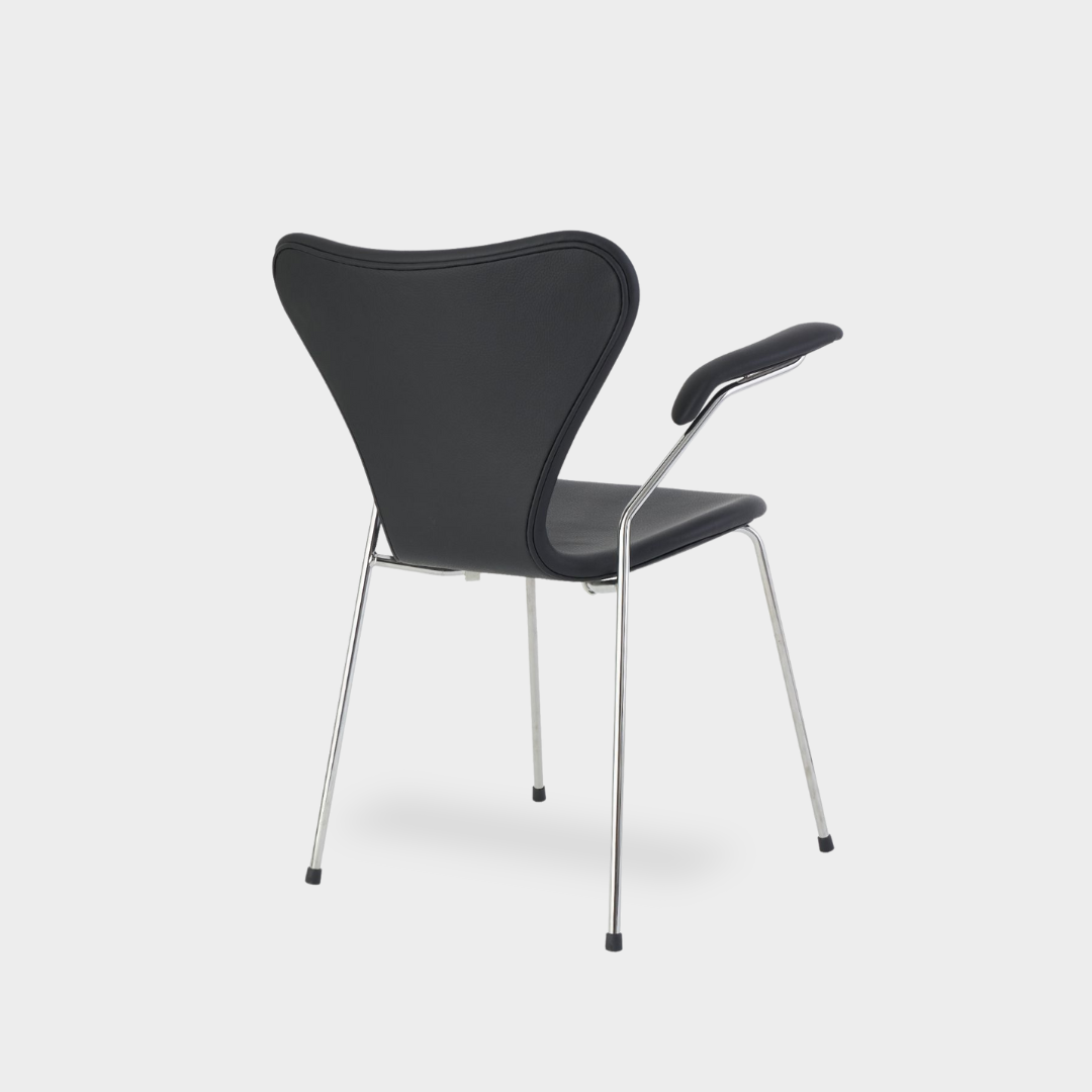 Klädsel av Arne Jacobsen 7-sits stol/ med armstöd