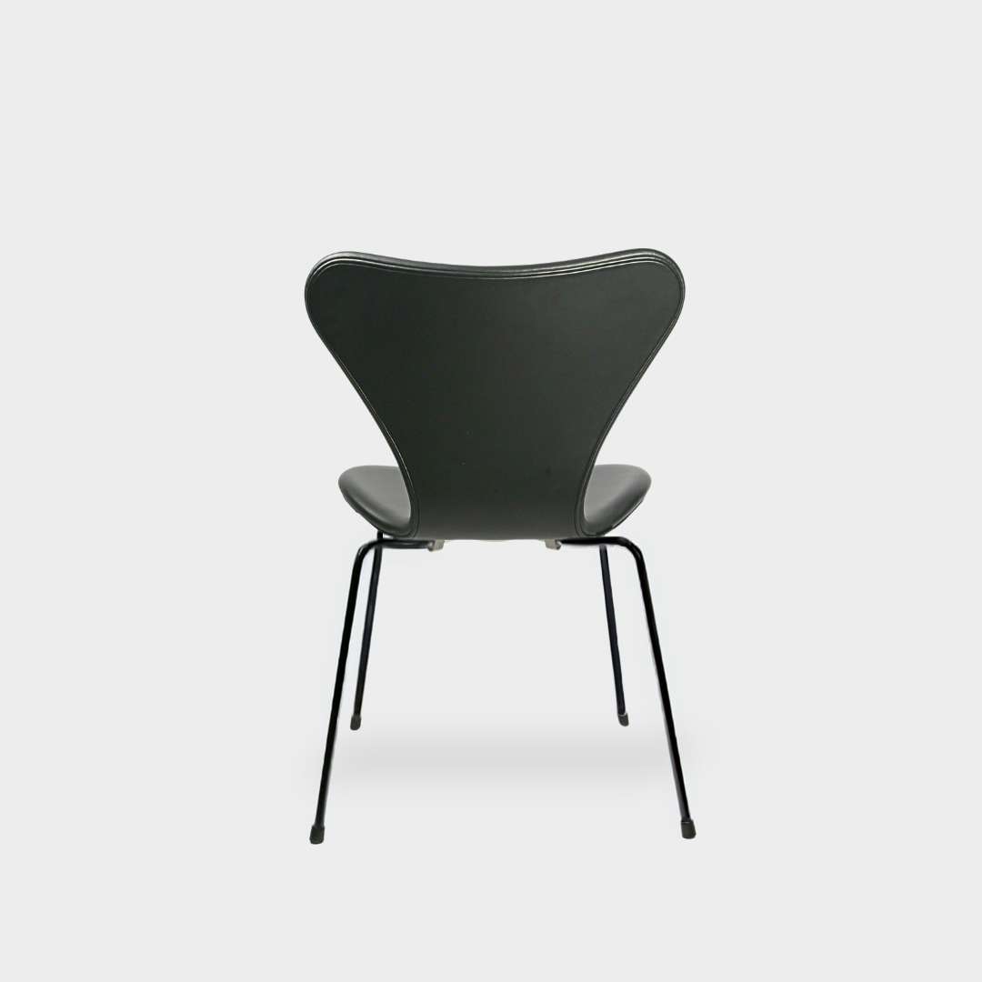 Arne Jacobsen 7'er stole i Sort læder med sorte stel