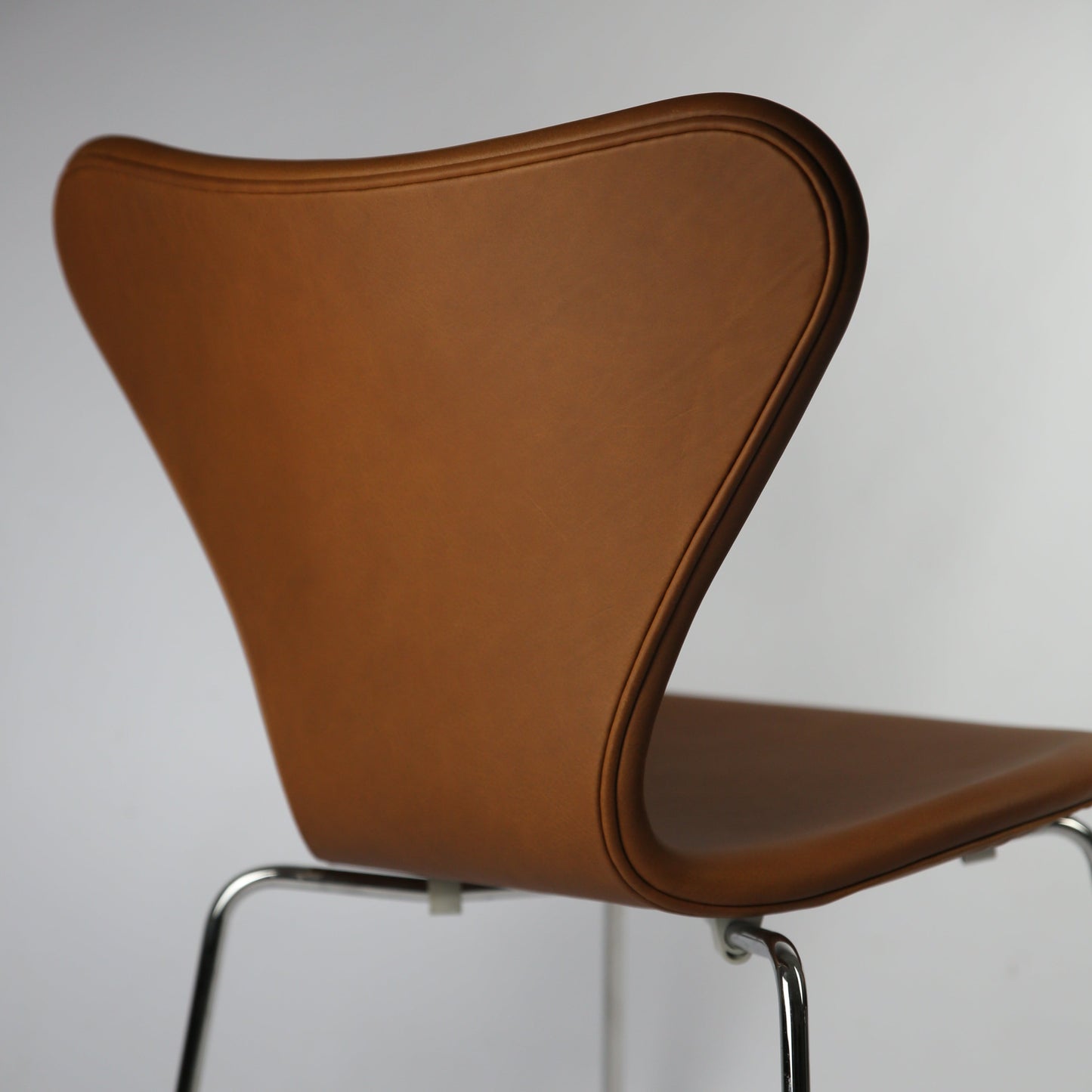 Arne Jacobsen 7's / Elegance Hasselnöt