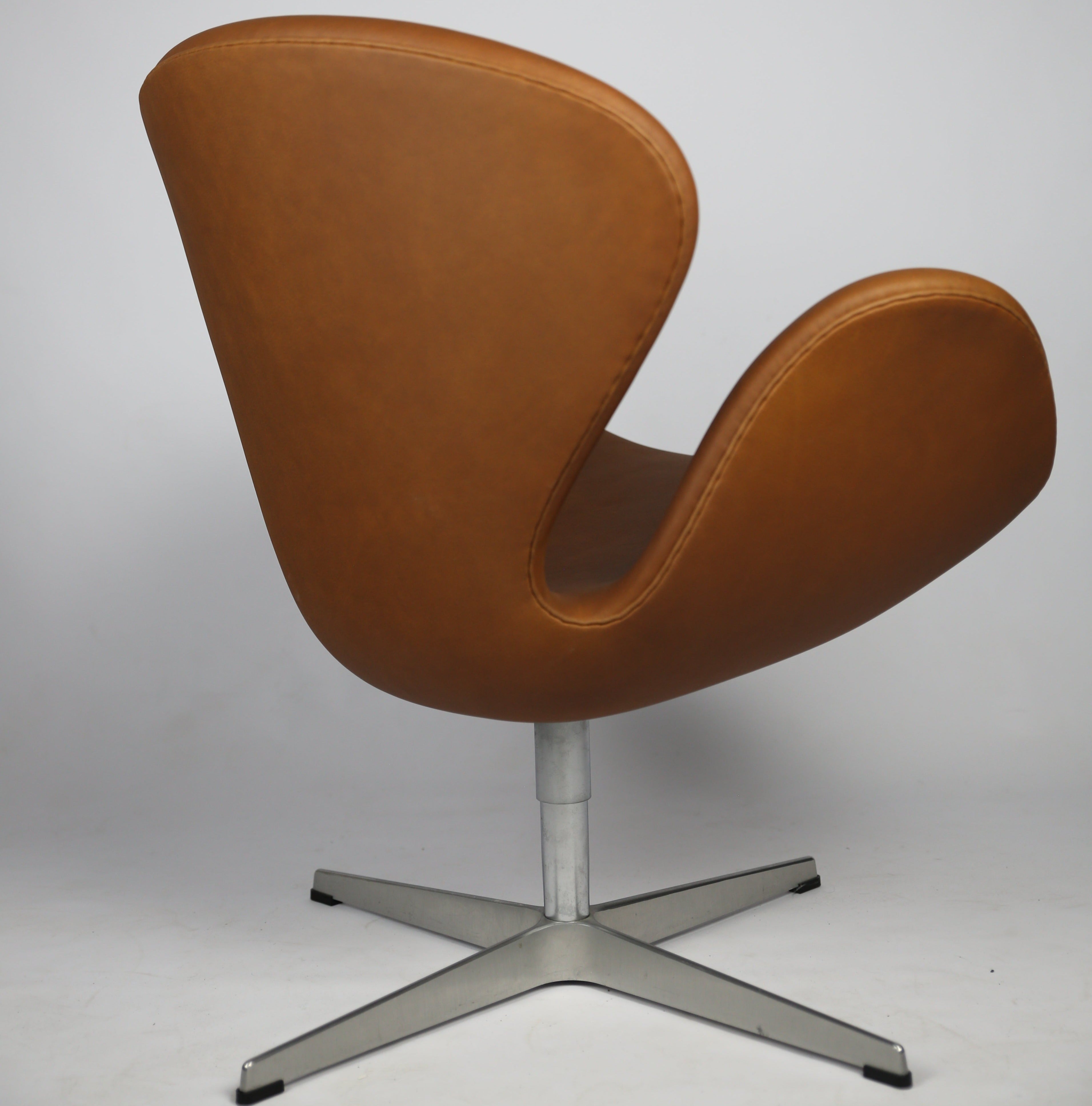 Arne Jacobsen Svane stol i Elegance Hazelnut AUO NORD