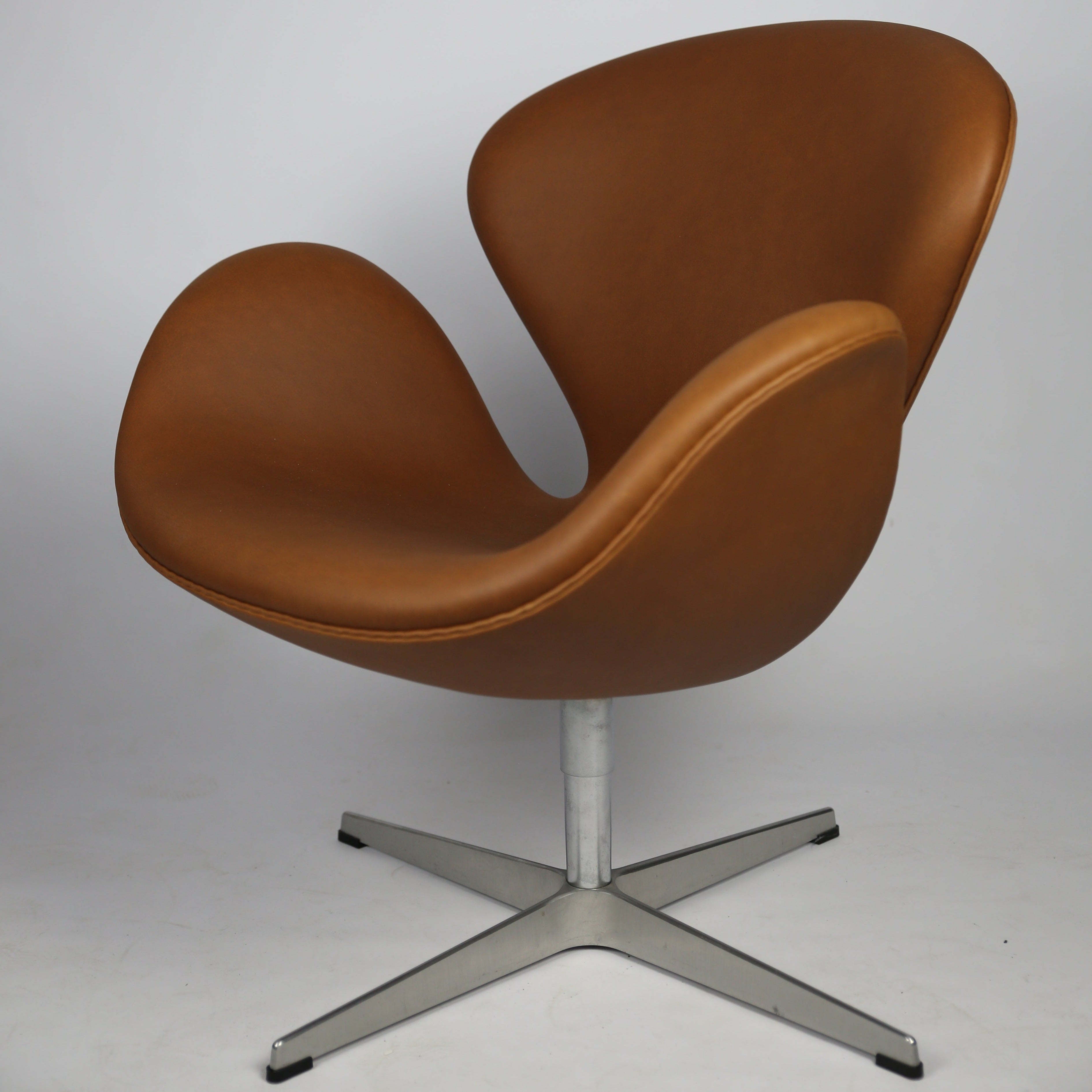 Arne Jacobsen Svane stol i Elegance Hazelnut AUO NORD