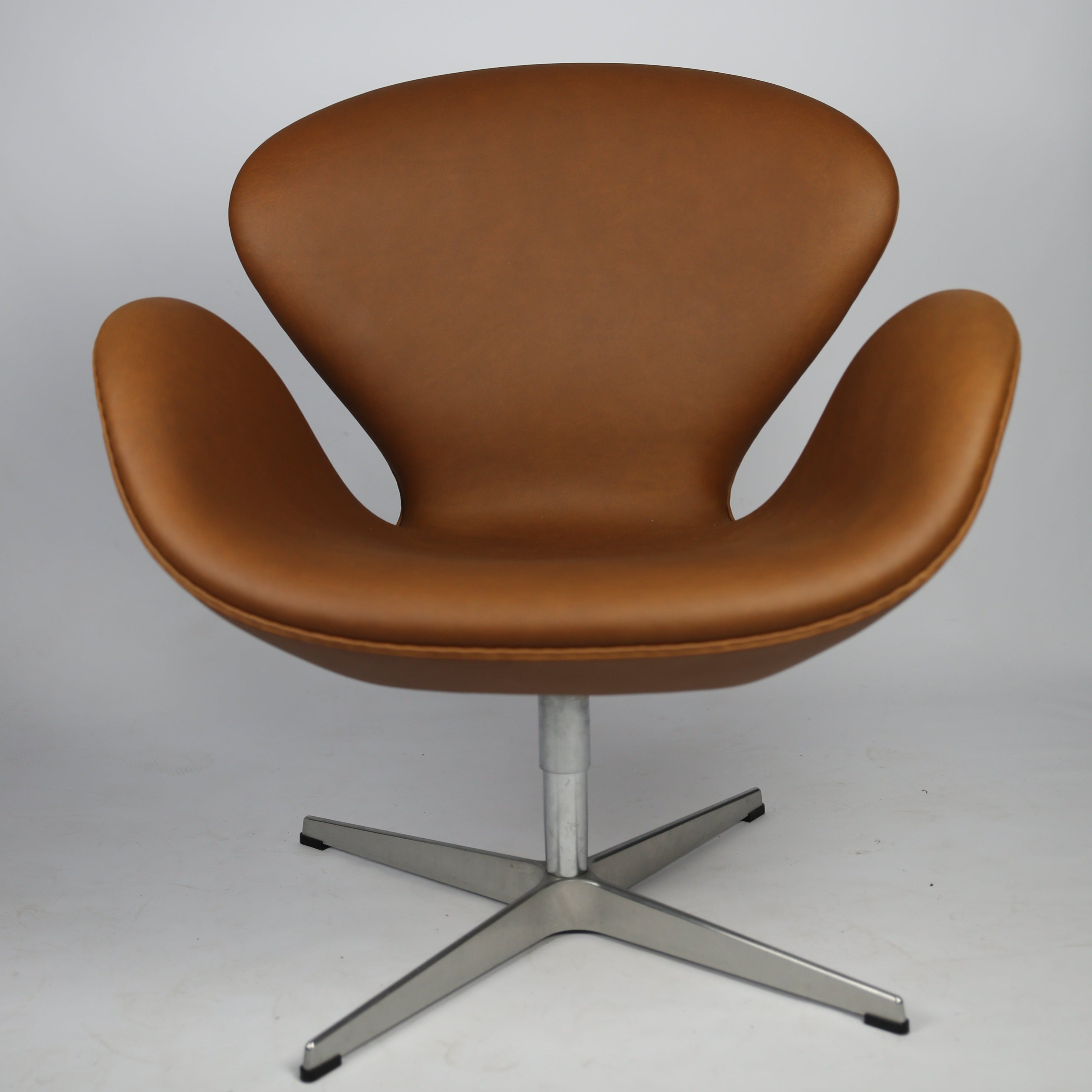 Arne Jacobsen Svane stol i Elegance Hazelnut AUO NORD